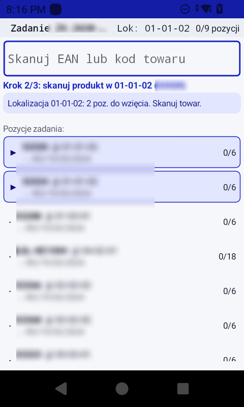Ekran kompletacji na terminalu — pole skanowania kodu, komunikat o bieżącym kroku i lokalizacji oraz lista pozycji zadania z licznikami postępu. Dane produktowe rozmyte.